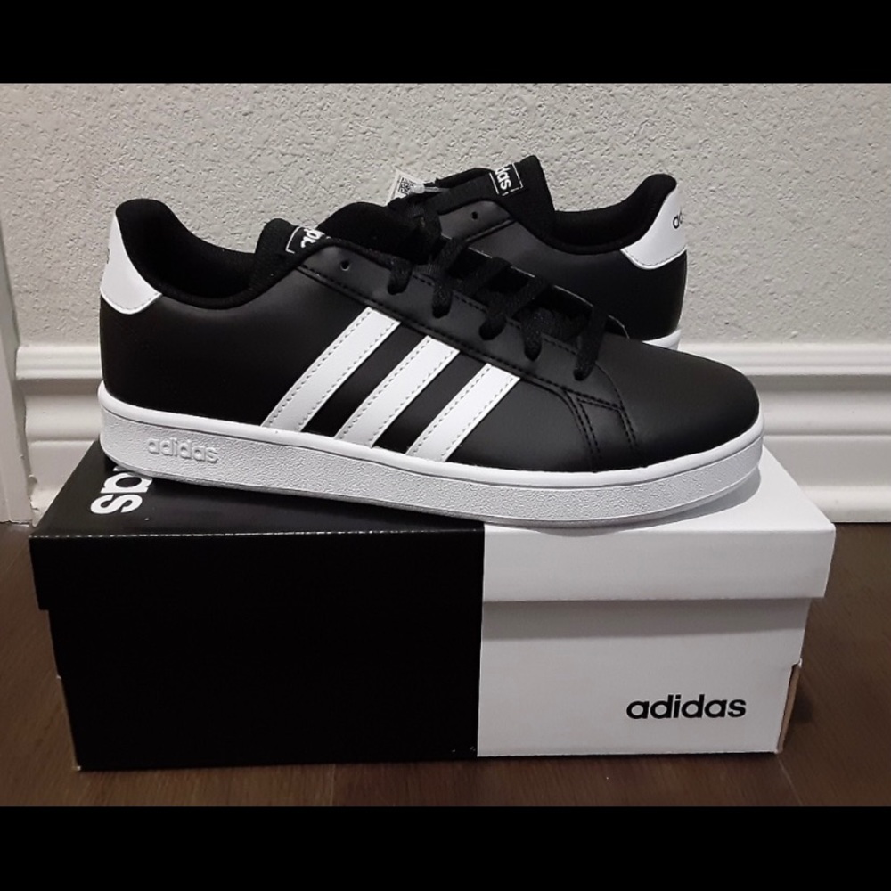 🔥SOLD OUT🔥adidas Brand New Sneakers NWT